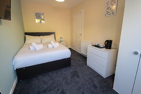 Irvine Riverside Guesthouse by Paymán Club