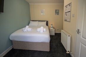 Irvine Riverside Guesthouse by Paymán Club