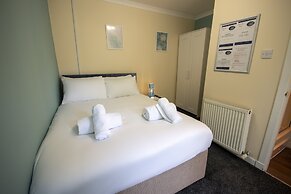 Irvine Riverside Guesthouse by Paymán Club