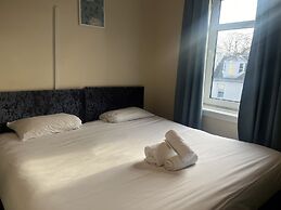 Irvine Riverside Guesthouse by Paymán Club