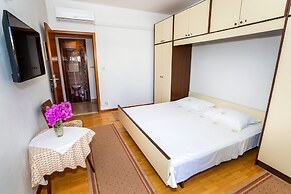 Captivating 2-bed Apartment in Podstrana