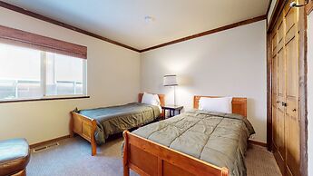 Mammoth Estates 113 Large Pet-Friendly Townhome, Walk to The Village, 