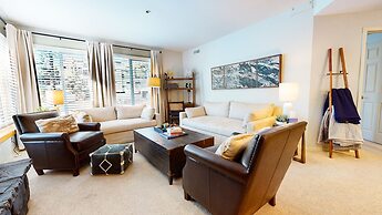 Silver Bear 21 Updated, Light and Bright, Walk to Canyon Lodge and Gon