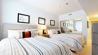 Silver Bear 21 Updated, Light and Bright, Walk to Canyon Lodge and Gon