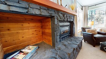 Silver Bear 21 Updated, Light and Bright, Walk to Canyon Lodge and Gon