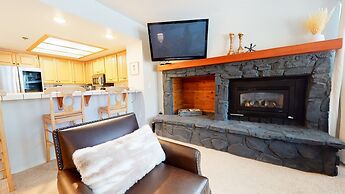 Silver Bear 21 Updated, Light and Bright, Walk to Canyon Lodge and Gon