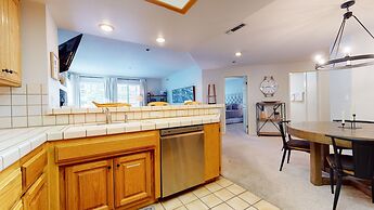 Silver Bear 21 Updated, Light and Bright, Walk to Canyon Lodge and Gon