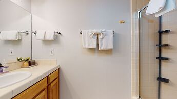 Silver Bear 21 Updated, Light and Bright, Walk to Canyon Lodge and Gon