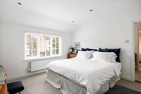 Pet Friendly With Enclosed Leafy Outdoor Space