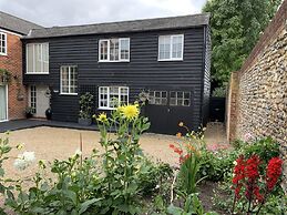 Pet Friendly With Enclosed Leafy Outdoor Space
