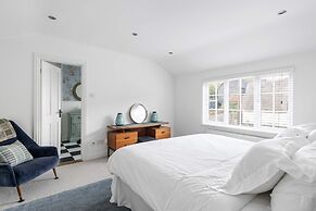 Pet Friendly With Enclosed Leafy Outdoor Space