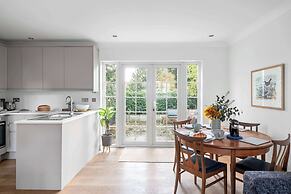 Pet Friendly With Enclosed Leafy Outdoor Space