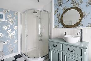 Pet Friendly With Enclosed Leafy Outdoor Space