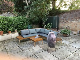 Pet Friendly With Enclosed Leafy Outdoor Space