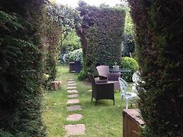 Entire 1bed Studio With Ensuite, Balcony & Parking