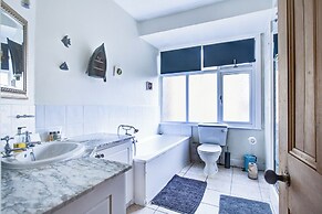 Entire 1bed Studio With Ensuite, Balcony & Parking