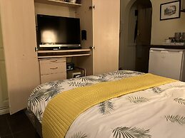 Entire 1bed Studio With Ensuite, Balcony & Parking