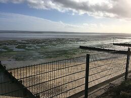 Entire 1bed Studio With Ensuite, Balcony & Parking