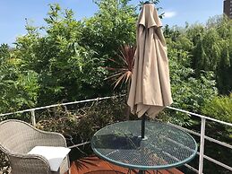 Entire 1bed Studio With Ensuite, Balcony & Parking