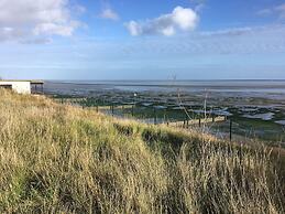 Entire 1bed Studio With Ensuite, Balcony & Parking