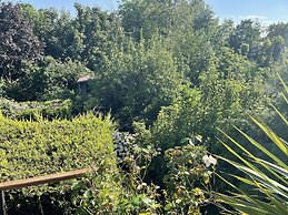 Entire 1bed Studio With Ensuite, Balcony & Parking