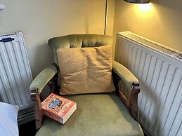 Entire 1bed Studio With Ensuite, Balcony & Parking