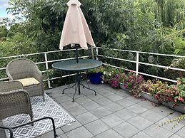 Entire 1bed Studio With Ensuite, Balcony & Parking