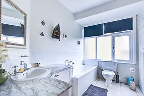 Entire 1bed Studio With Ensuite, Balcony & Parking