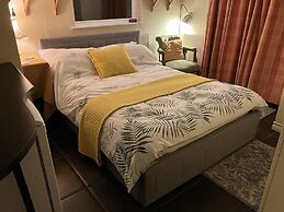 Entire 1bed Studio With Ensuite, Balcony & Parking