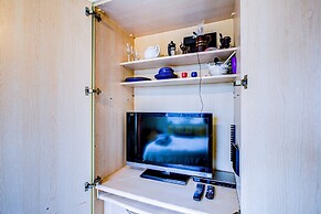 Entire 1bed Studio With Ensuite, Balcony & Parking