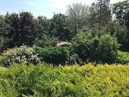 Entire 1bed Studio With Ensuite, Balcony & Parking