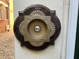 Entire 1bed Studio With Ensuite, Balcony & Parking