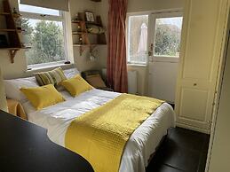 Entire 1bed Studio With Ensuite, Balcony & Parking