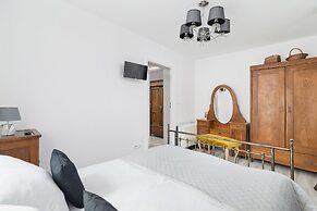 Retro Apartment Zamoyskiego by Renters