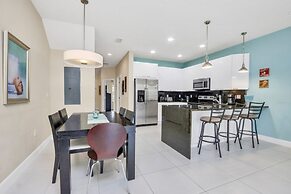 3 Bed Town Home With Splash Pool! 3 Bedroom Townhouse by RedAwning