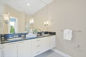 3 Bed Town Home With Splash Pool! 3 Bedroom Townhouse by RedAwning