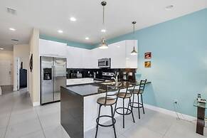 3 Bed Town Home With Splash Pool! 3 Bedroom Townhouse by RedAwning