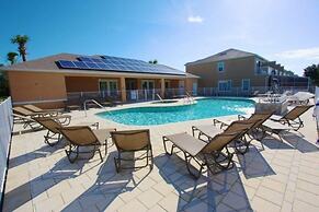 3 Bed Town Home With Splash Pool! 3 Bedroom Townhouse by RedAwning