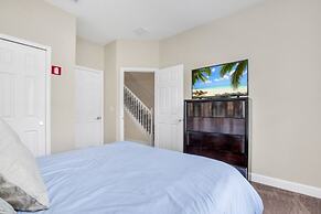 3 Bed Town Home With Splash Pool! 3 Bedroom Townhouse by RedAwning