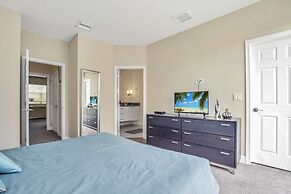 3 Bed Town Home With Splash Pool! 3 Bedroom Townhouse by RedAwning