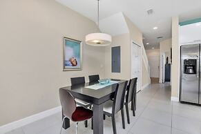 3 Bed Town Home With Splash Pool! 3 Bedroom Townhouse by RedAwning