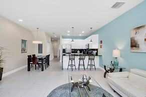 3 Bed Town Home With Splash Pool! 3 Bedroom Townhouse by RedAwning