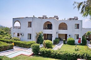 Silver Bay Hotel & Bungalows