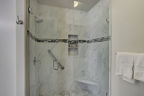 Newly Remodeled Spacious 1 Bedroom 1 Condo by RedAwning