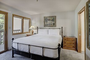 Newly Remodeled Spacious 1 Bedroom 1 Condo by RedAwning