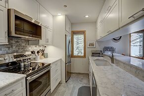 Newly Remodeled Spacious 1 Bedroom 1 Condo by RedAwning