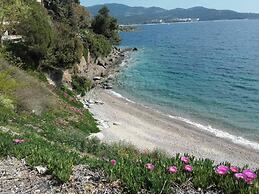 Beautiful and Modern Apartment in Neos Marmaras