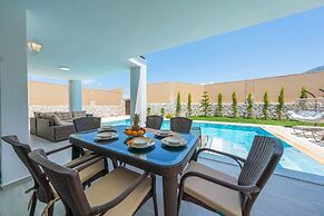 Luxury 4-bed Villa With Private Pool and Jacuzzi