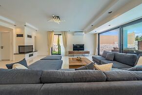 Luxury 4-bed Villa With Private Pool and Jacuzzi