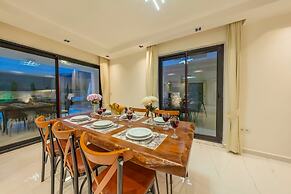 Luxury 4-bed Villa With Private Pool and Jacuzzi